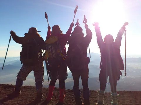 登山する仲間と喜び